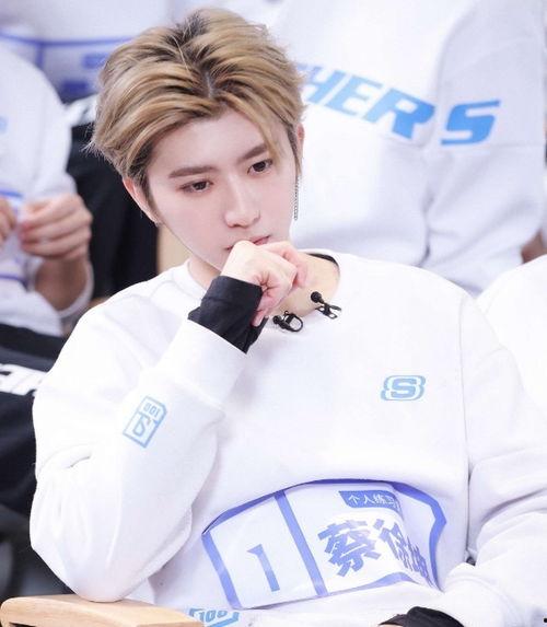 蔡徐坤娱乐吃瓜图片高清,高清图片揭秘明星幕后生活